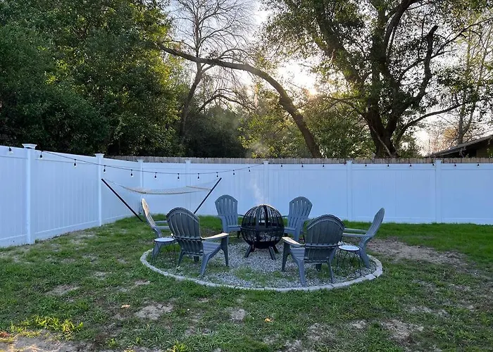 House Of Manatees-Entire House With Yard, Fire Pit, Dog Friendly