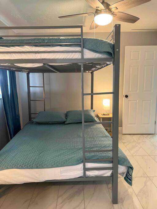 Hébergement de vacances House Of Manatees-entire House With Yard, Fire Pit, Dog Friendly