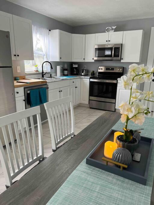 House Of Manatees-entire House With Yard, Fire Pit, Dog Friendly Hébergement de vacances *