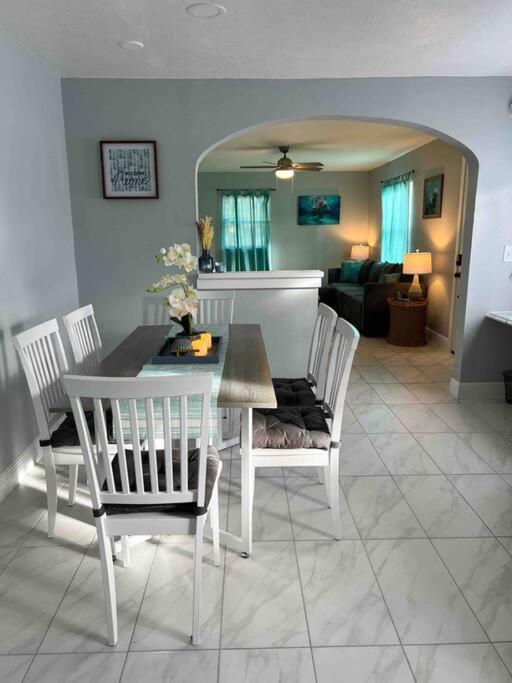 House Of Manatees-entire House With Yard, Fire Pit, Dog Friendly Hébergement de vacances
