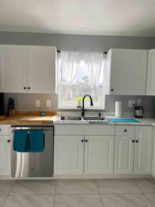 House Of Manatees-entire House With Yard, Fire Pit, Dog Friendly Holiday home *